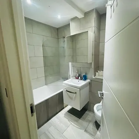 2 Bedroom Flat With Garden Londra Esterno foto