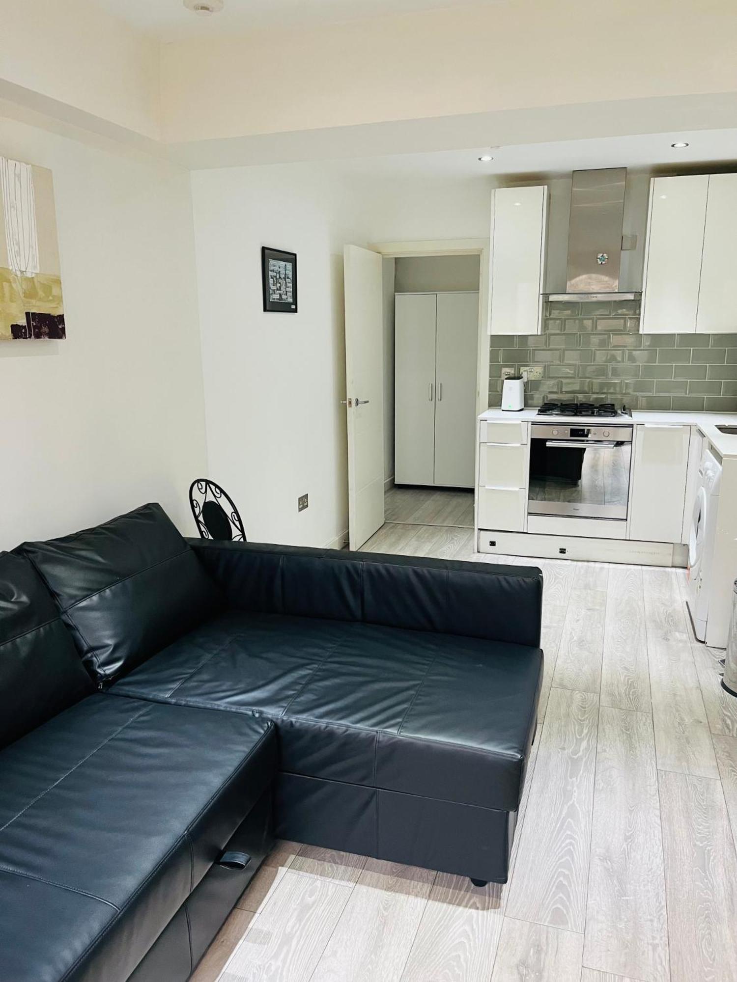 2 Bedroom Flat With Garden * Londra