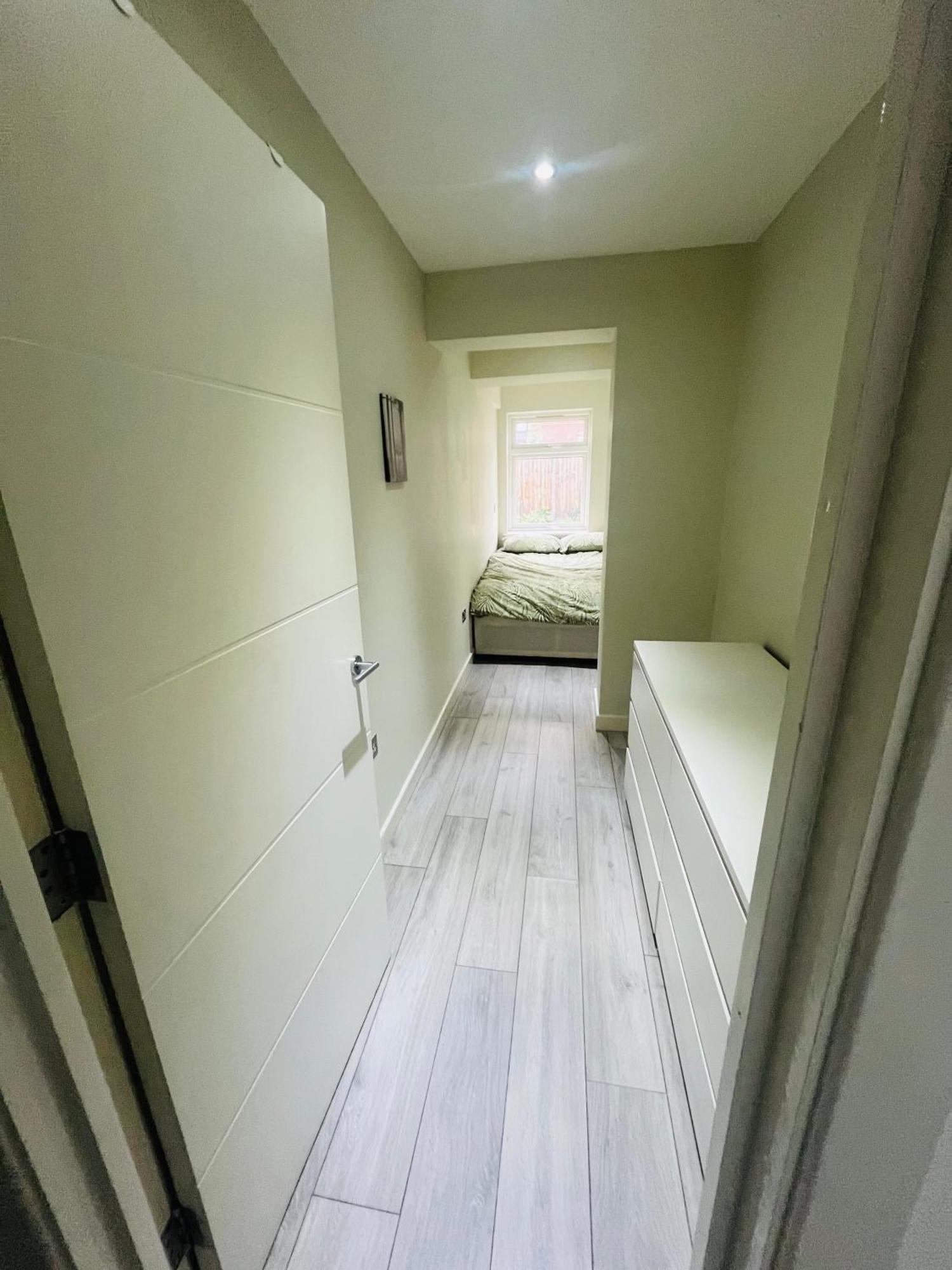 2 Bedroom Flat With Garden * Londra