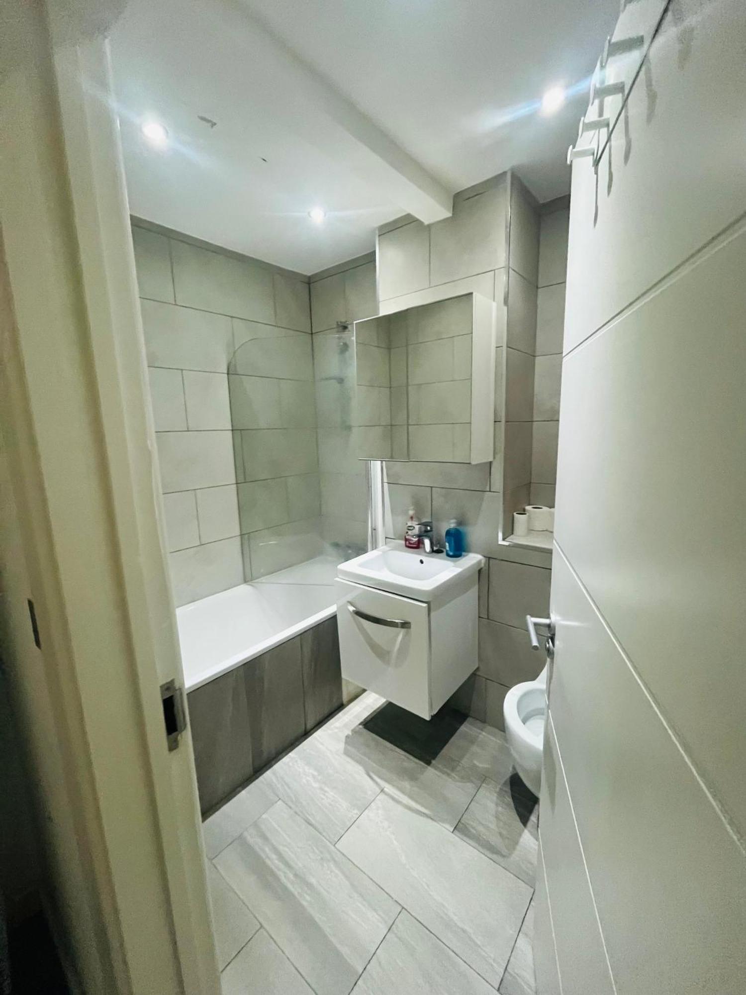 Appartamento 2 Bedroom Flat With Garden Londra