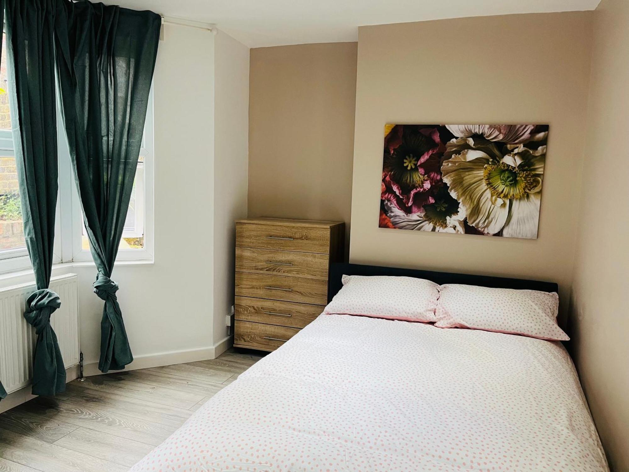 2 Bedroom Flat With Garden Londra