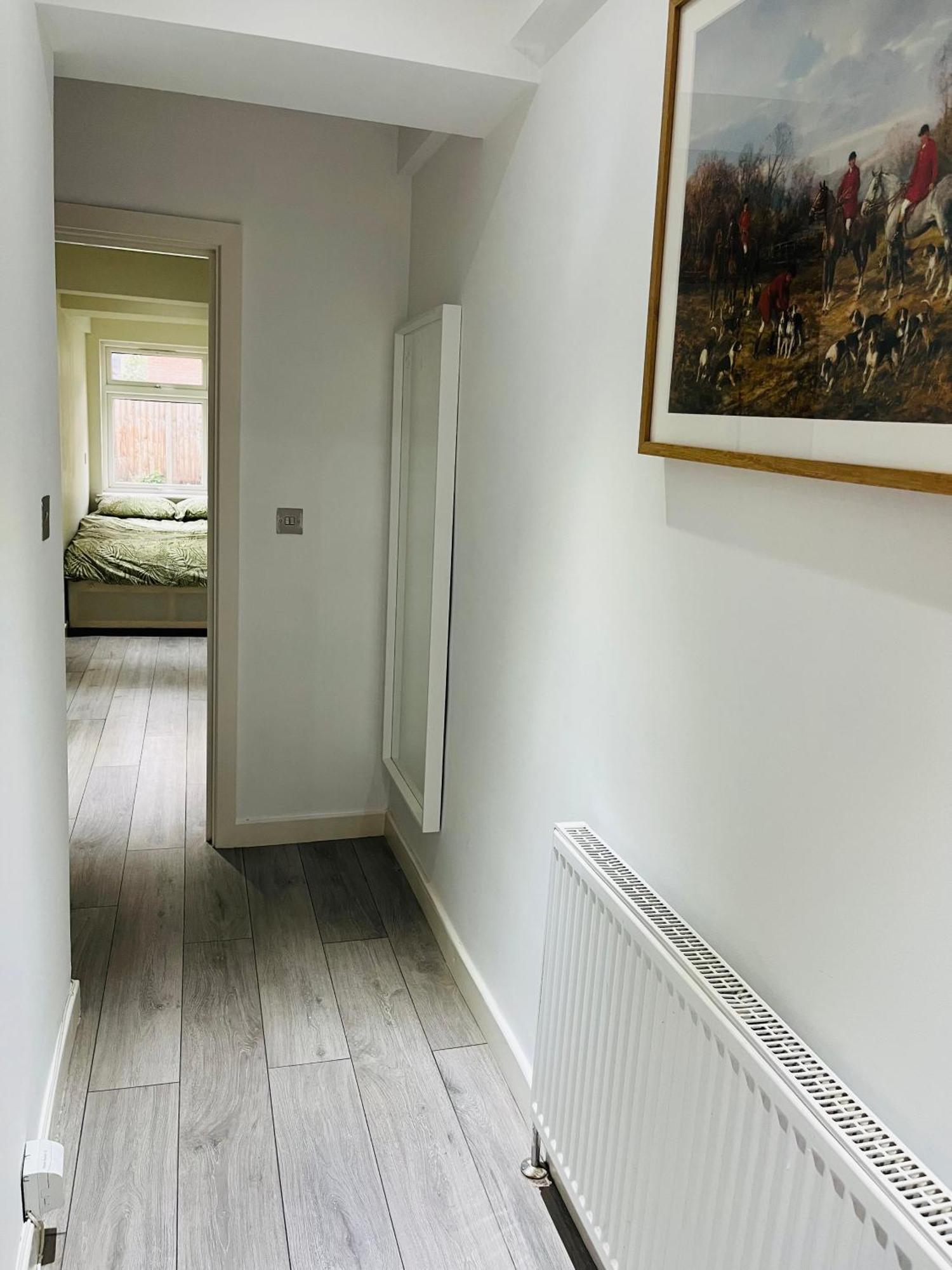 Appartamento 2 Bedroom Flat With Garden Londra