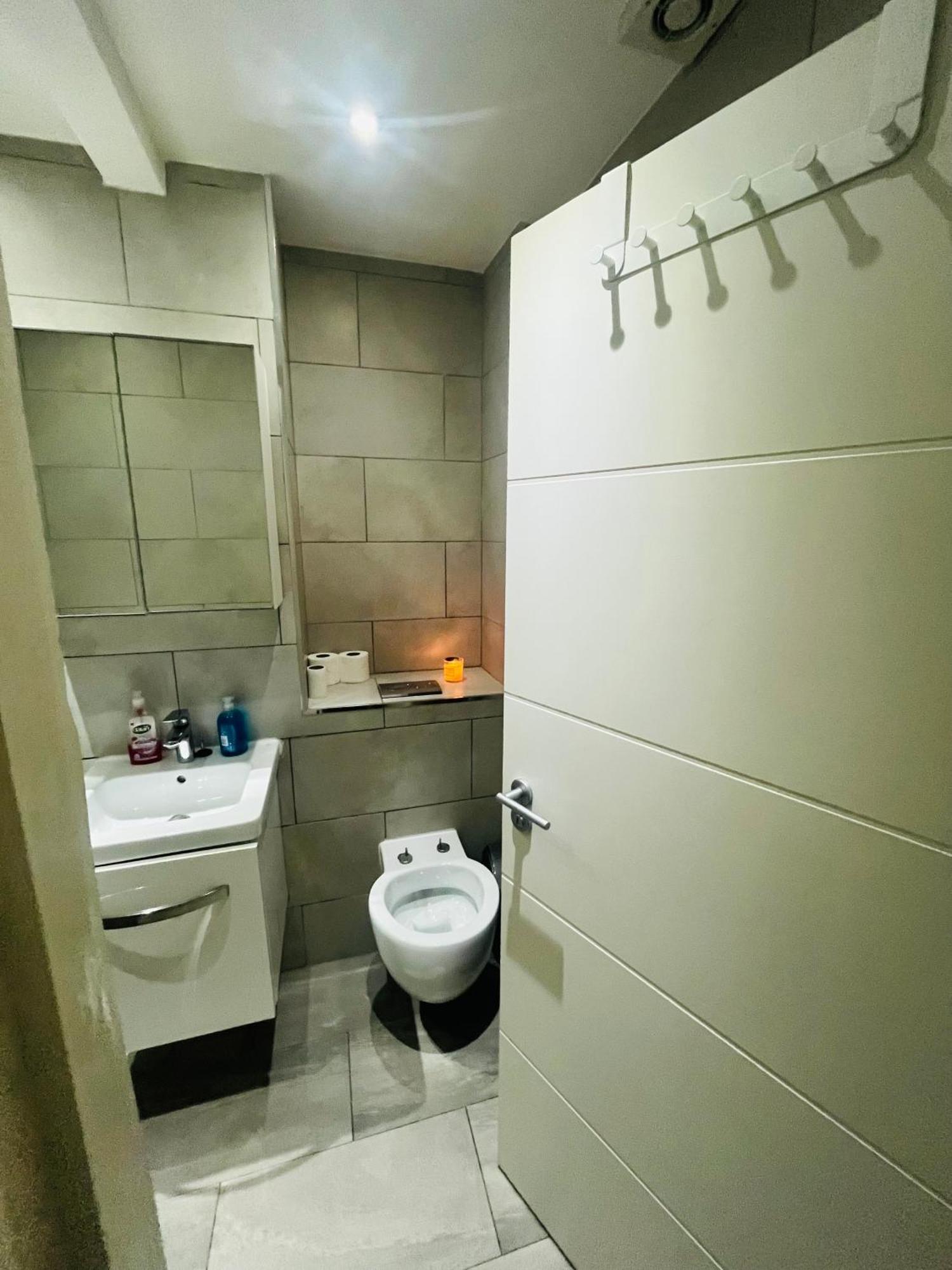 Appartamento 2 Bedroom Flat With Garden Londra