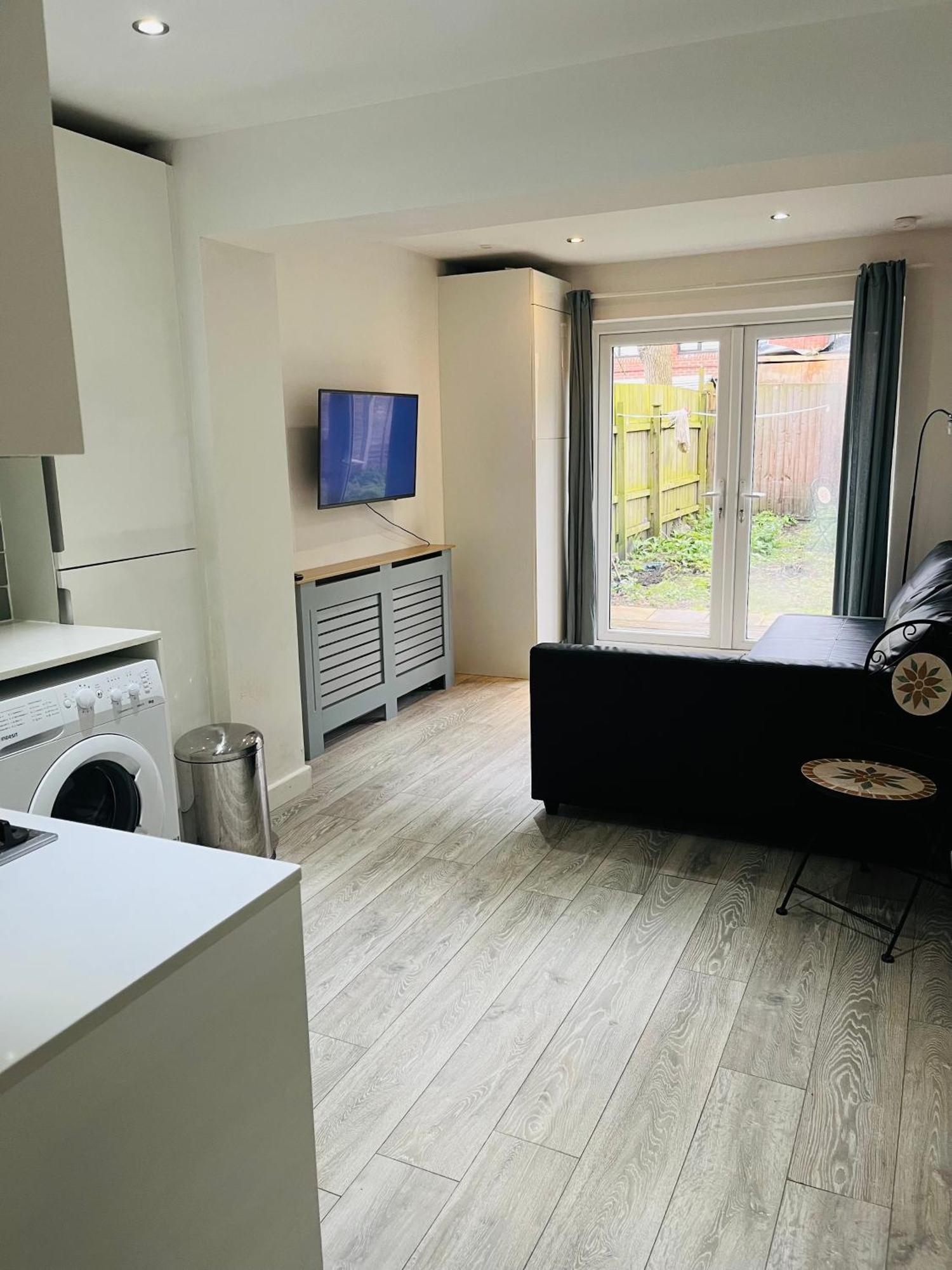 2 Bedroom Flat With Garden * Londres